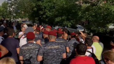 Քոչարյանի ազատազրկումը պահանջող քաղաքացիներից մի քանիսը ոստիկանության Շենգավիթի բաժնում են