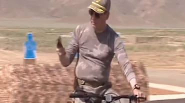 Թուրքմենստանի ղեկավարը ցուցադրել է հեծանիվ վարելիս ուղիղ նշանակետին խփելու հմտությունը