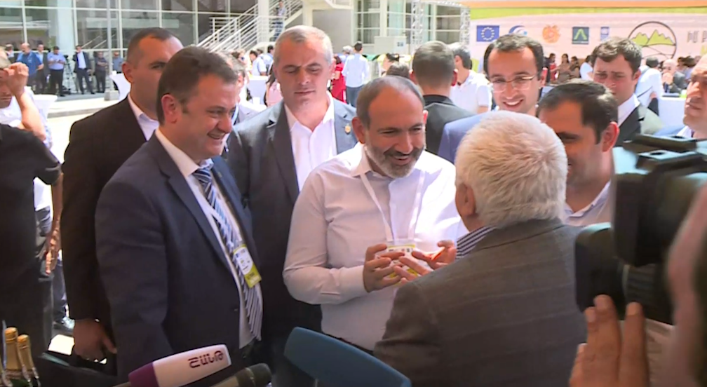 Մոտիկից Ձեր տեսքը շատ թարմ է, հեռուստատեսությամբ հոգնած է. գործարարը՝ Փաշինյանին