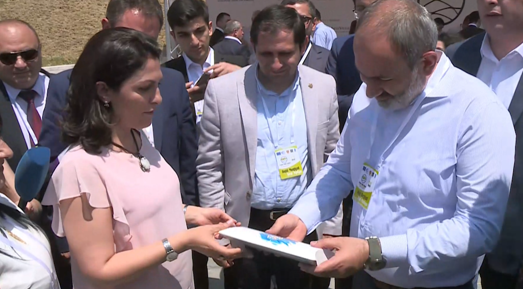 Տավուշի մարզպետի կնոջ նվերը վարչապետին՝ ձեռագործ փողկապ