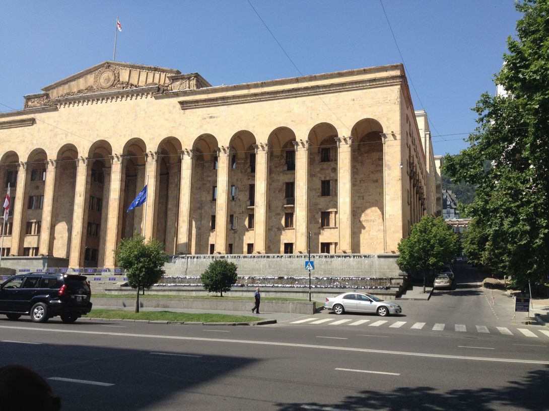 Փողոցից ավելի թեժ. քաշքշուկ Վրաստանի խորհրդարանում