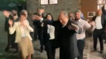 Ինչպես է Արմեն Սարգսյանը պարում օտարերկրացի հյուրերի հետ