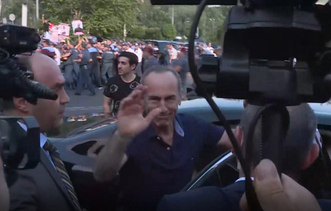 Ռոբերտ Քոչարյանը ներկայացավ ԱԱԾ