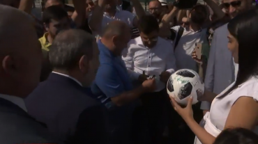 Նիկոլ Փաշինյանը ստորագրել է ֆուտբոլային գնդակի վրա