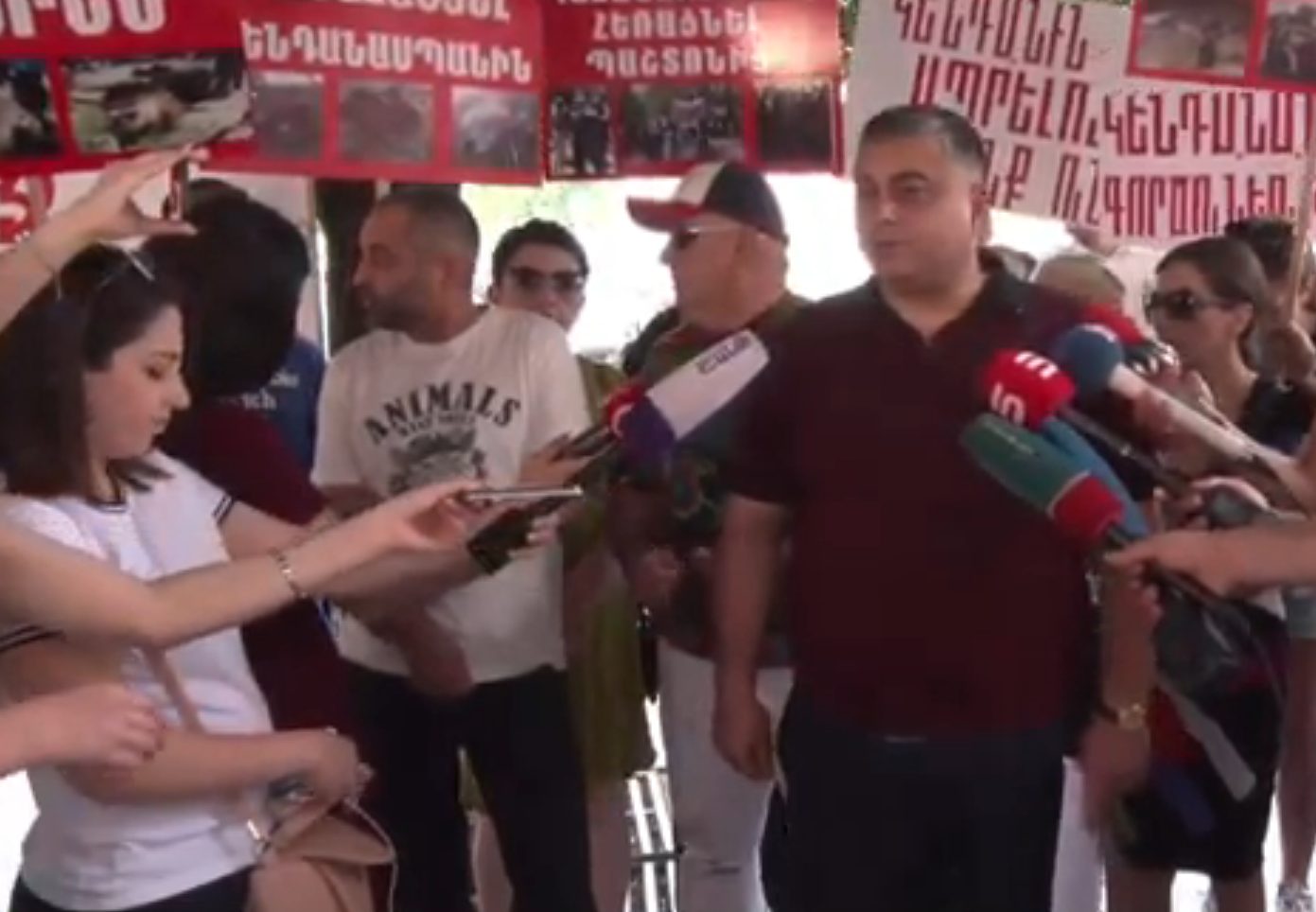 Կառավարության դիմաց հավաքված ցուցարարները պահանջում են կենդանաբանական այգու տնօրենի հրաժարականը