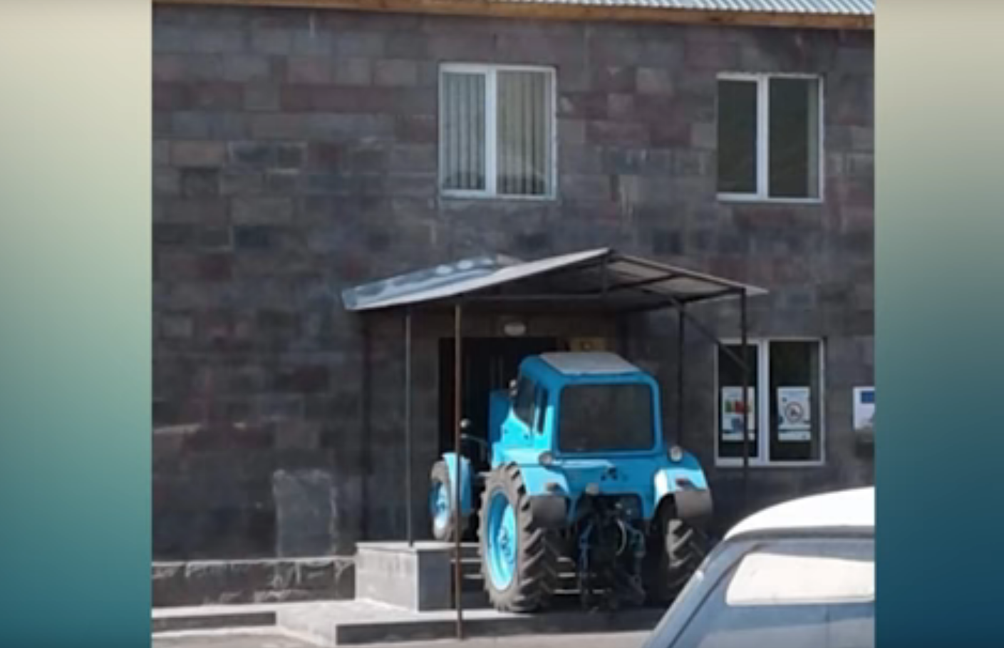 Գորայքում ՏԻՄ ընտրություններում հաղթած թեկնածուն տրակտորով փակել է համայնքապետարանի մուտքը