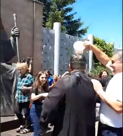 Ինչպես են ջրում հոգևորականներին