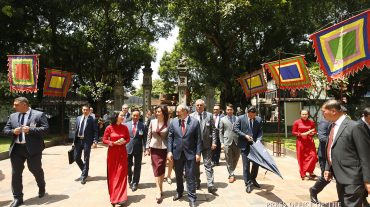 ՀՀ վարչապետը տիկնոջ հետ այցելել է Վիետնամի գրականության տաճար