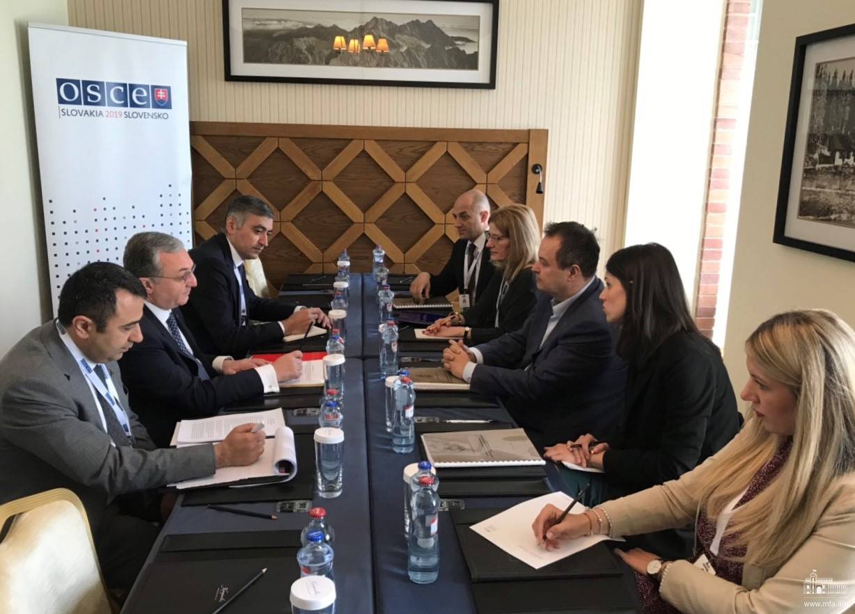Զոհրաբ Մնացականյանը հանդիպել է Սերբիայի ԱԳ նախարարի հետ