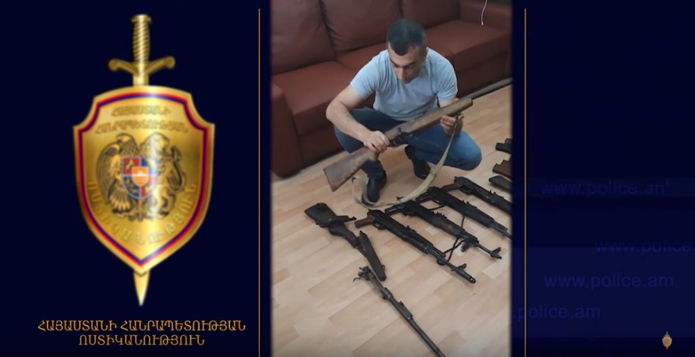 Տղամարդն մի ամբողջ զինանոց է կամավոր հանձնել