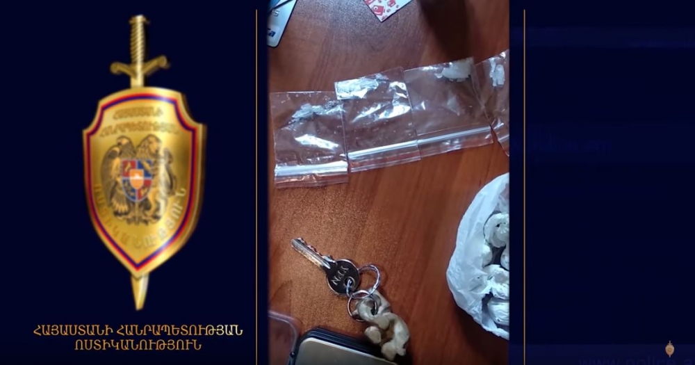 Ոստիկանությունը երիտասարդի մեքենայում և բնակարանում թմրամիջոցներ է հայտնաբերել