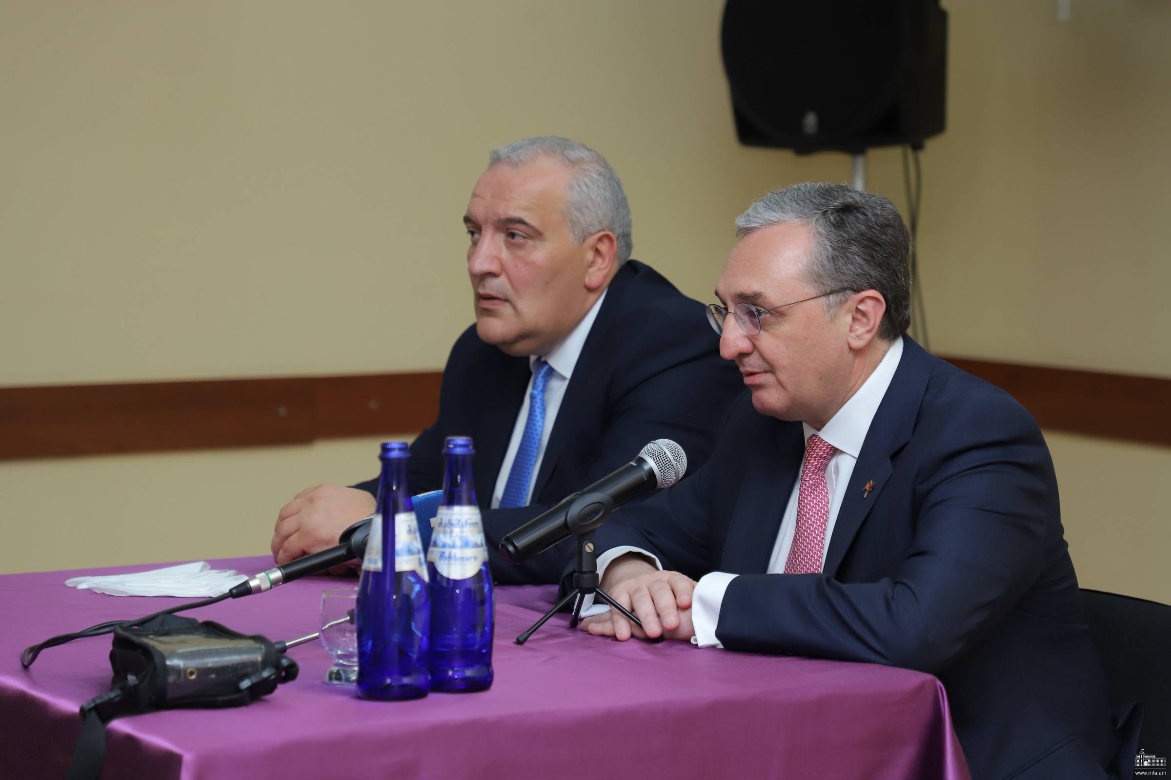 Զոհրաբ Մնացականյանը հանդիպել է վիրահայ համայնքի ներկայացուցիչների հետ