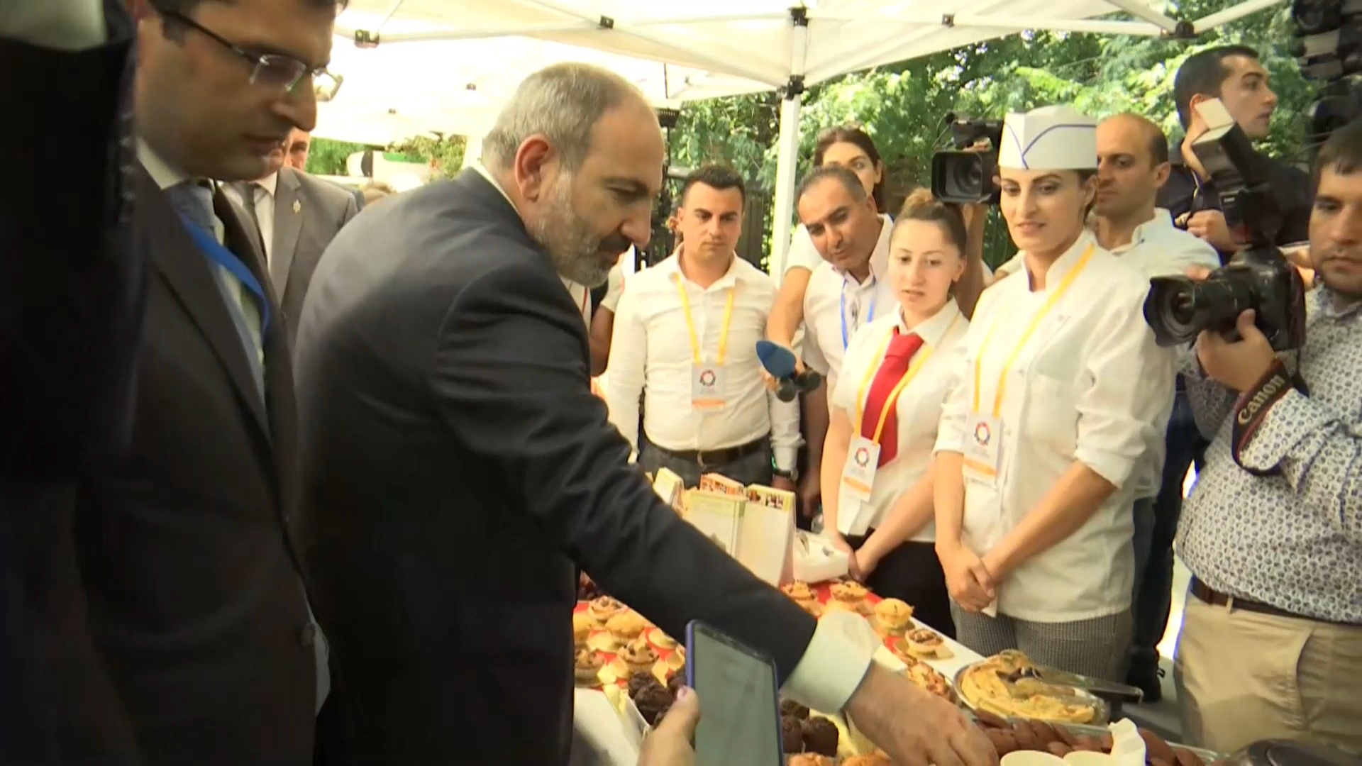 Գայթակղիչ է, բայց չեմ ուտելու. Վարչապետը համտեսեց ամենադիետիկ թխվածքը
