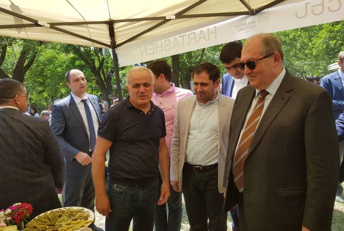 Նախագահը պարում է Քարահունջի թթի փառատոնի մասնակիցների հետ
