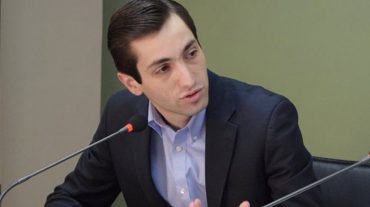 Խաժակյանն անդրադարձել է Դավթաշենի մանկապարտեզներից մեկի հարակից ճանապարհին մայթի բացակայության խնդրին