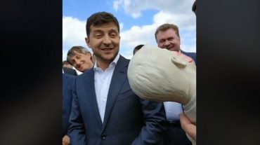 Ես ինչ է, արձա՞ն եմ.  Զելենսկին հրաժարվել է նվերից