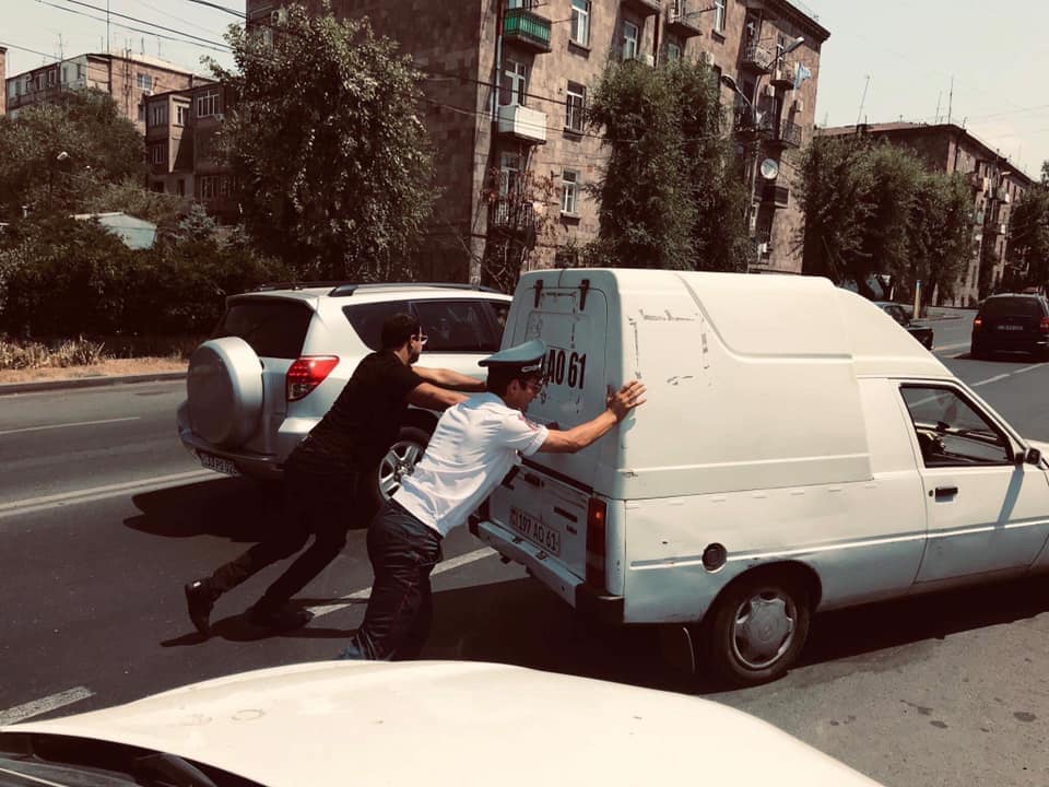 Իրավիճակ է փոխվել․ պատգամավորը ՃՈ աշխատակցի հետ հրում է ճանապարհին անսարք վիճակում կայանված մեքենան