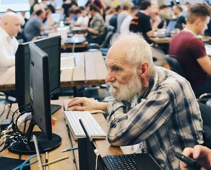 75-ամյա պապիկը հաղթել է ծրագրավորողների մրցույթում