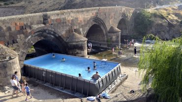 Օշականի կամրջի մոտ տեղադրված լողավազանը կապամոնտաժվի