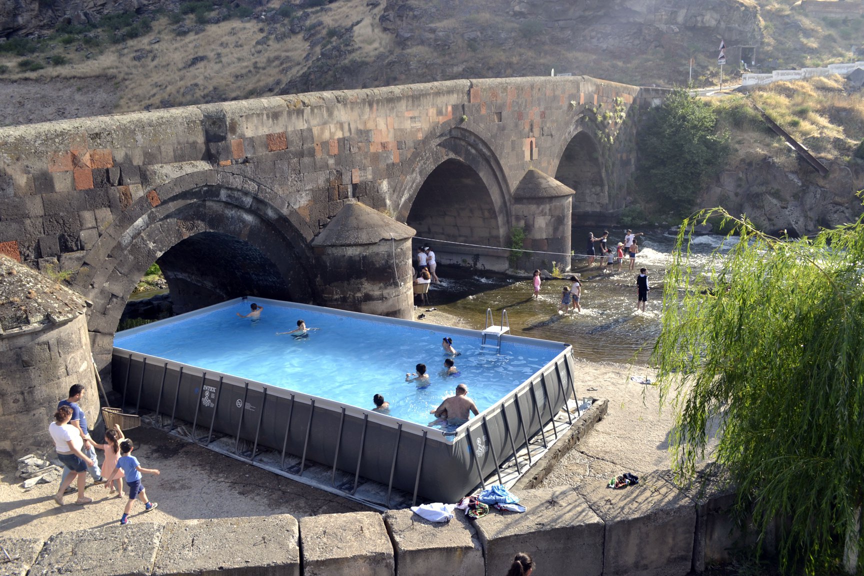 Օշականի հնգաթռիչք կամրջի մոտ տեղ գտած լողավազանը ապամոնտաժելու համար «Պահպանության ծառայություն» ՊՈԱԿ-ը դիմել է Արագածոտնի մարզպետին
