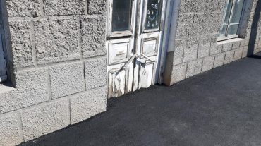 Զավեշտալի դեպք Գյումրիում. մայթերի ասֆալտապատման ժամանակ շինարարները «կնքել են» տան դռները