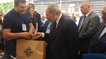 Գյումրիում վարչապետին հայկական արտադրության ջինսե տաբատ են նվիրել