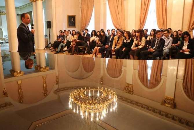 Զարեհ Սինանյանը հանդիպել է ռուսաստանաբնակ հայ երիտասարդների հետ