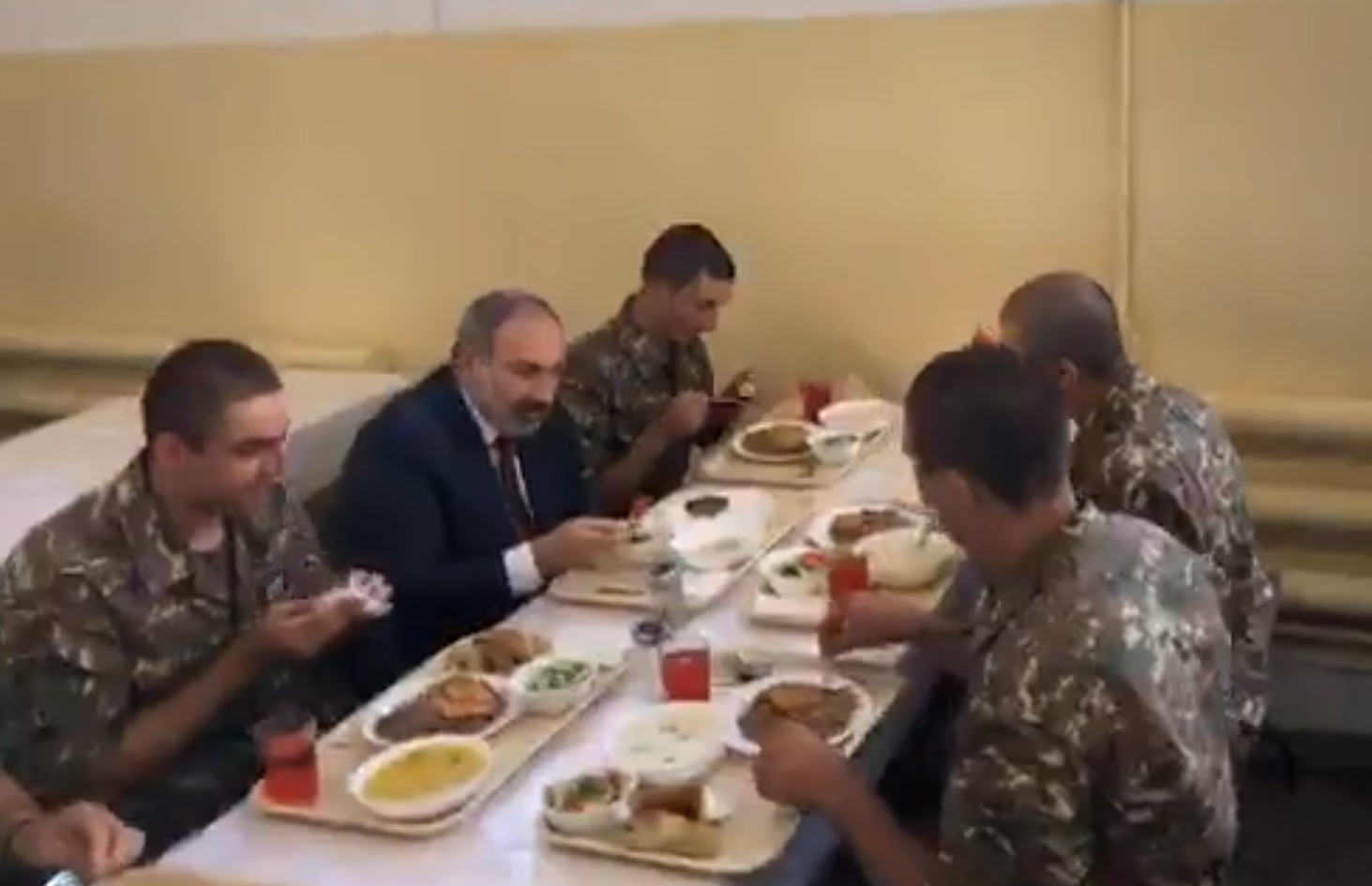 Փաշինյանը ճաշում է ՊՆ ուսումնական զորամասում