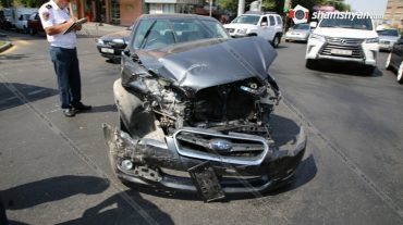 Երևանում Mercedes-ը բախվել է թերթի կրպակին