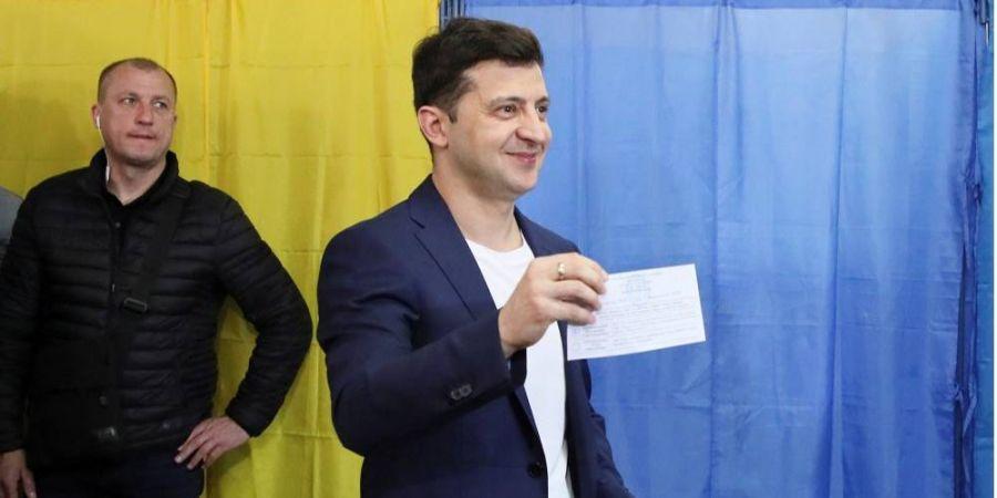 Զելենսկին կորցրել է կնոջն ընտրատեղամասի դիմաց՝ բազմության մեջ