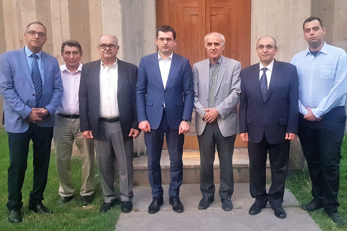 Հակոբ Արշակյանը հանդիպել է Իրանում հայ համայնքի ներկայացուցիչների հետ