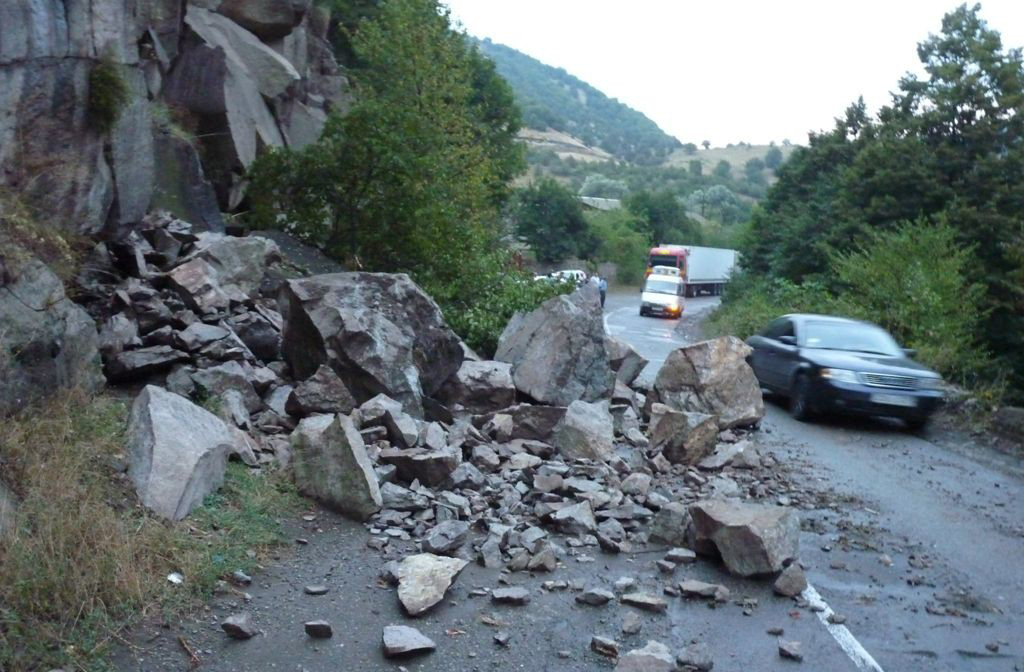 Փրկարարներն իրականացրել են արհեստական քարաթափման աշխատանքներ