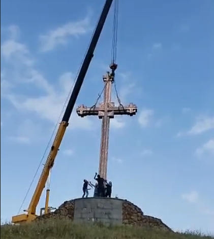 Էս խաչի գինը մոտավորապես 120 հազար դոլար է. դպրոց չկա՞ր վերանորոգվեր, թե՞ ՊՆ-ի զենքերն են «ֆուլլ»