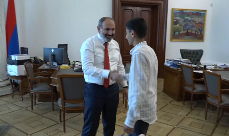 Վարչապետը զրուցել է Գյումրու տնակային ավանի մի հատվածը աղբից մաքրած 14-ամյա Միքայելի հետ