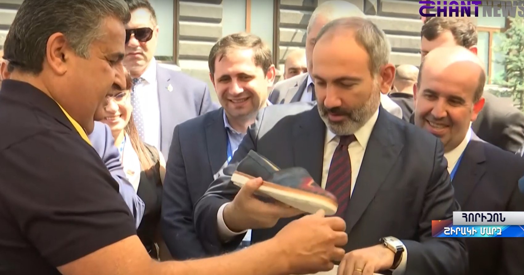 Հիմա հարմար չէ սրա հետ, թե չէ հենց հիմա կհագնեի. Ի՞նչ նվիրեցին վարչապետին Գյումրիում