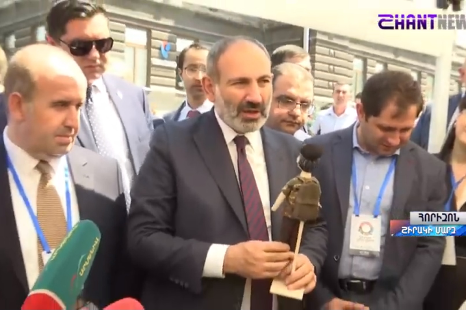 Նիկոլ Փաշինյանին իր կերպարով տիկնիկ նվիրեցին