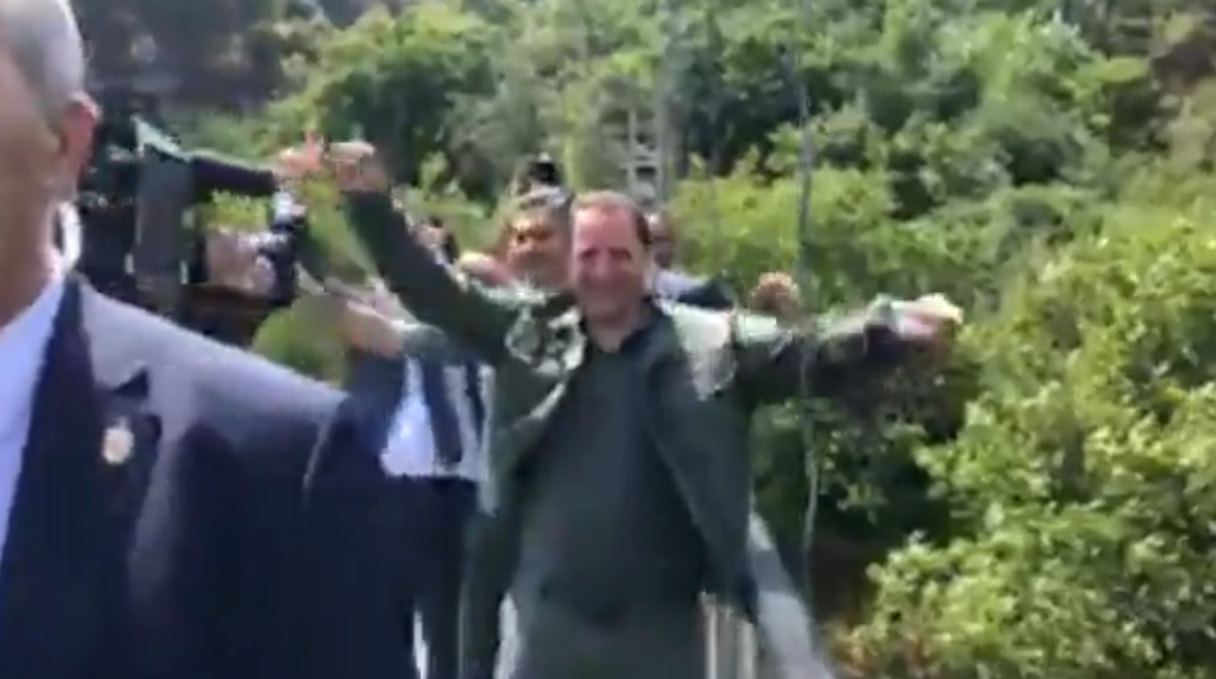 «Աննա, չես վախենում, չէ՞»․ վարչապետն ուղիղ կապի մեջ է ճոճվող կամրջից