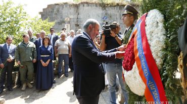 Վարչապետը տիկնոջ հետ Խնձորեսկում մասնակցել է Սպարապետի օրվան նվիրված միջոցառումներին