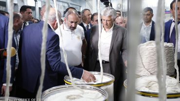 Մարալիկում Փաշինյանը շրջել է վերագործարկված գործարանի տարածքում, ծանոթացել արտադրական գործընթացին