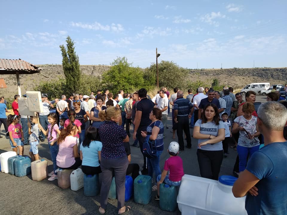 Արճիսի բնակիչները ճանապարհ են փակել․ պատճառը խմելու ջրի օրհասական խնդիրն է