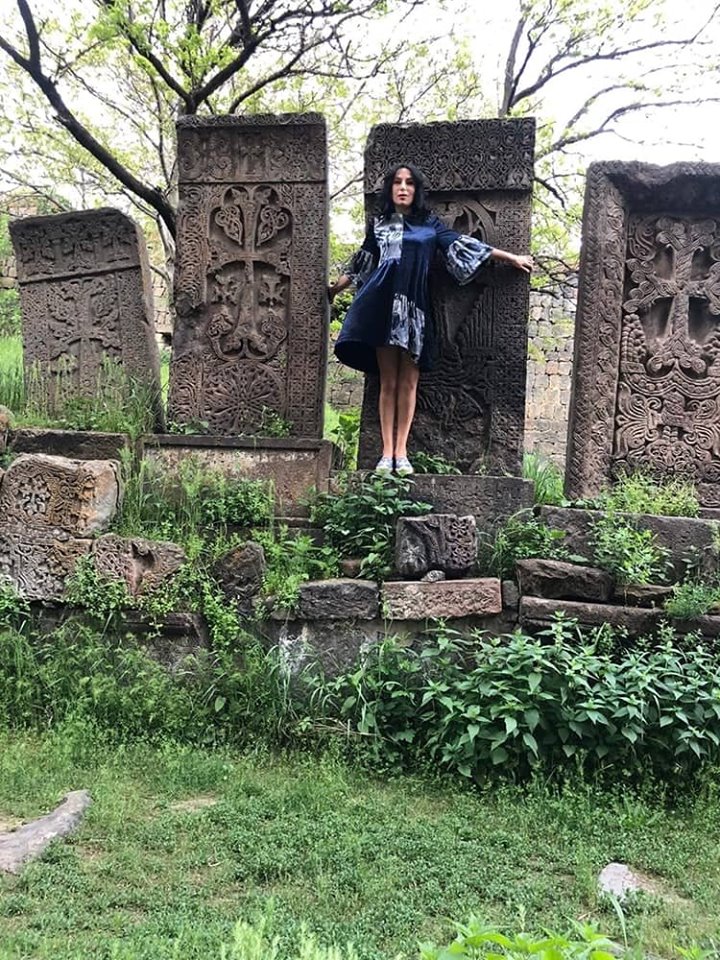 Վեհափա´ռ, արձագանքե՛ք. Նաիրա Զոհրաբյանը՝ խաչքարերի ֆոնին