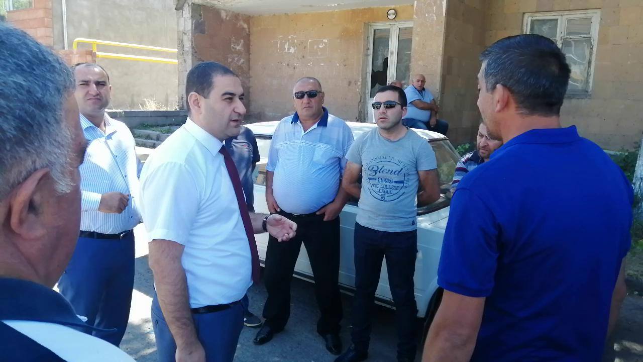 Շիրակի մարզային քննչական վարչության պետը հանդիպել է Անիի ղեկավարի հրաժարականը պահանջողների հետ