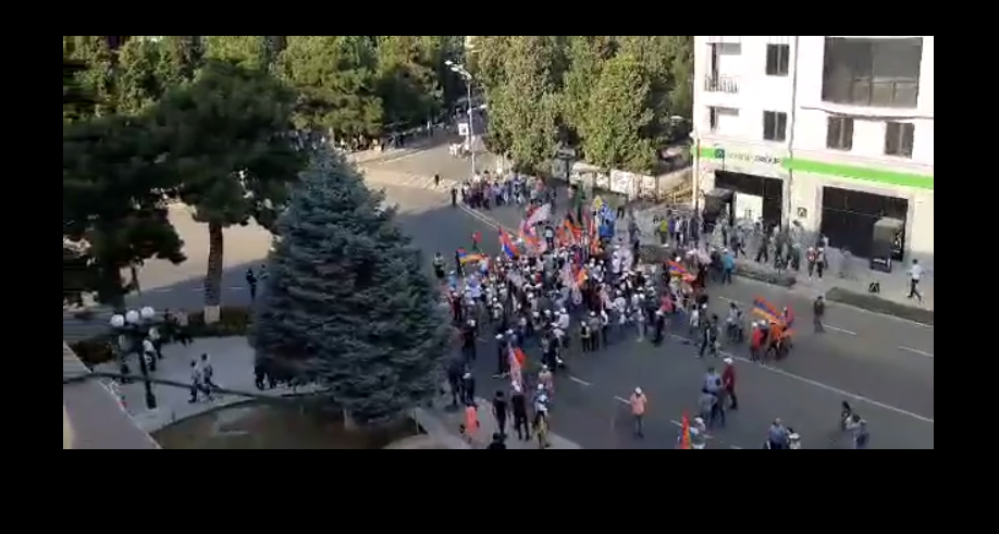 Քաղաքացիներն արդեն հավաքվում են Վերածննդի հրապարակում