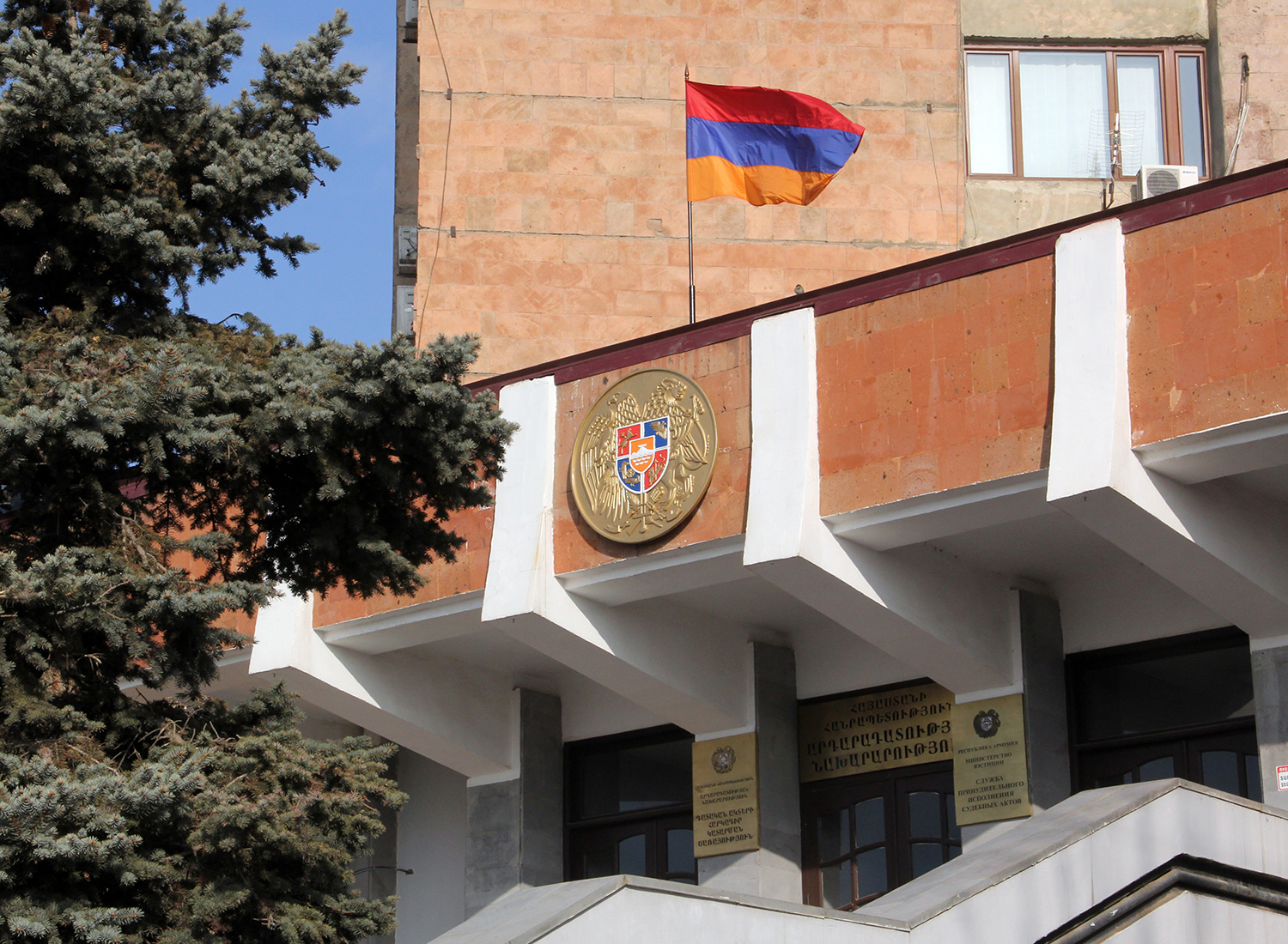 Հարկադիր կատարողը կատարողական վարույթի շրջանակում կարող է նաև վարույթի կողմ չհանդիսացող անձանց նկատմամբ պարտավորեցման որոշում կայացնել. իրազեկում