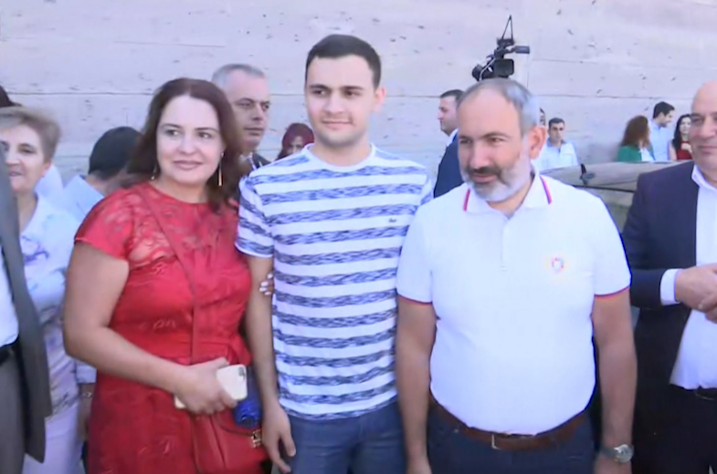 «Արևն ընկնում է օբյեկտիվի վրա, լավ չի». Նիկոլ Փաշինյանը քաղաքացուն հորդորում է ճիշտ նկարել