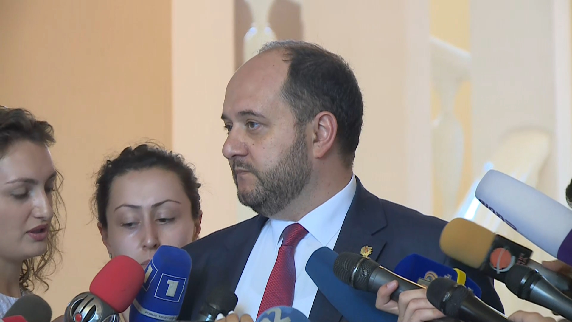 Պատմության դասագրքերի տպագրումն առայժմ թույլ չեմ տվել. Արայիկ Հարությունյան