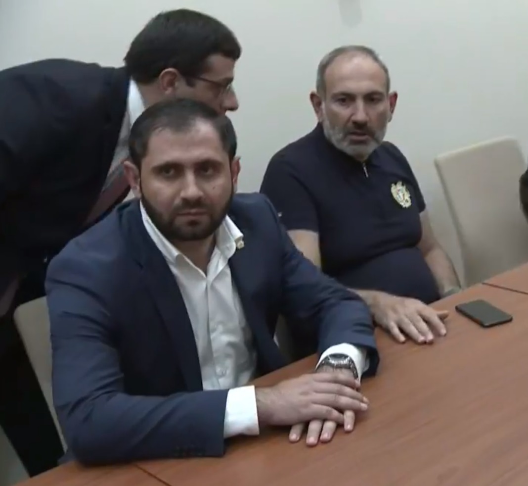Փաշինյանը ջերմուկցի ակտիվիստներից մի քանիսին հրավիրեց սրճարան՝ քննարկելու ստեղծված իրավիճակը