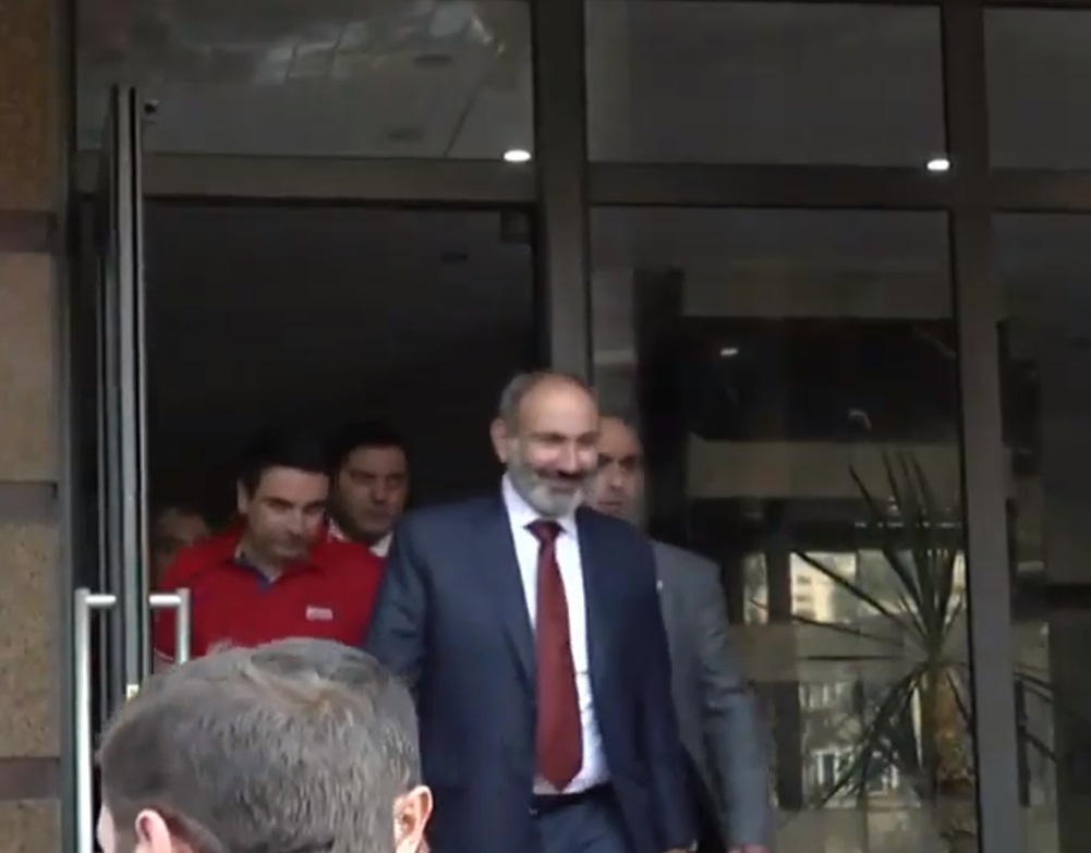 Ուրախ եմ ձեզ տեսնելու համար. Փաշինյանը չպատասխանեց լրագրողների հարցերին