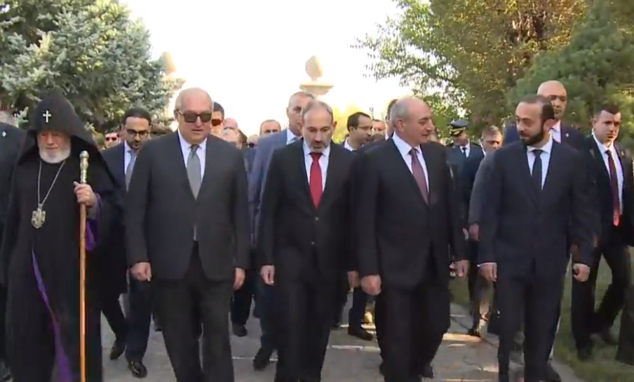 Նիկոլ Փաշինյանը և Արմեն Սարգսյանը Եռաբլուրում խոսում են դիետայի և գիրության մասին