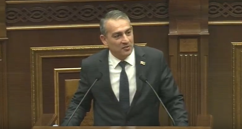 «Լրագրողներն էին մեղավոր»․ պատգամավորն իր ելույթից ուշանալու համար մեղադրեց լրագրողներին